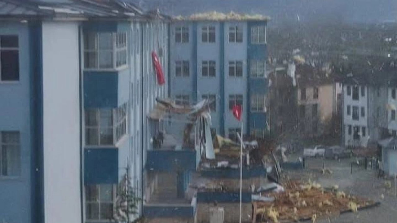 Düzce'de şiddetli rüzgârda lisenin çatısı yıkıldı