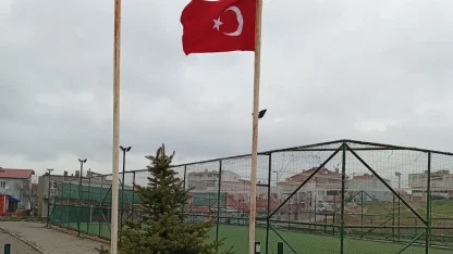 Edirne Keşan’da yıpranan bayrağı vatandaş yeniledi