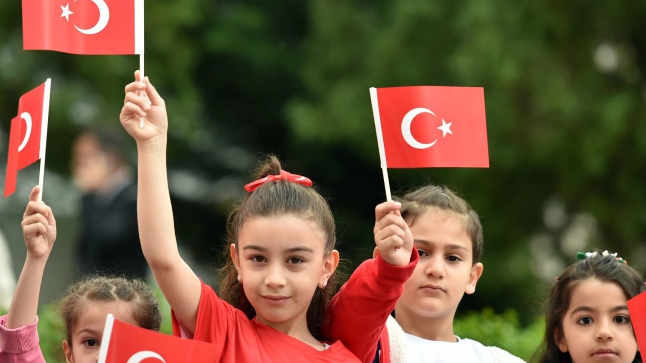 Eğitimde ikinci dönem 'Bayrak Sevgisi' temasıyla başladı