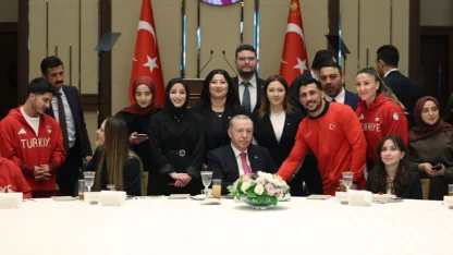 Erdoğan'dan gençliğe güven: Türkiye'yi sizlerle bugünlere getirdik