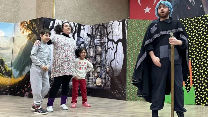 Gölcük’te çocuklara özel sahne yüzleri güldürüyor