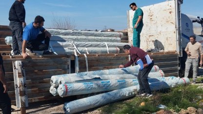 Hortumdan zarar gören üreticilere sera naylonu dağıtıldı