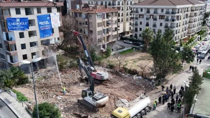 İBB yüksek riskli binayı yıktı