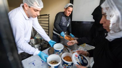 İftar bereketi İzmir'in aşevinden sofralara uzanıyor
