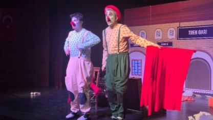 “İki Bavul Dolusu” minik tiyatroseverlerle buluştu