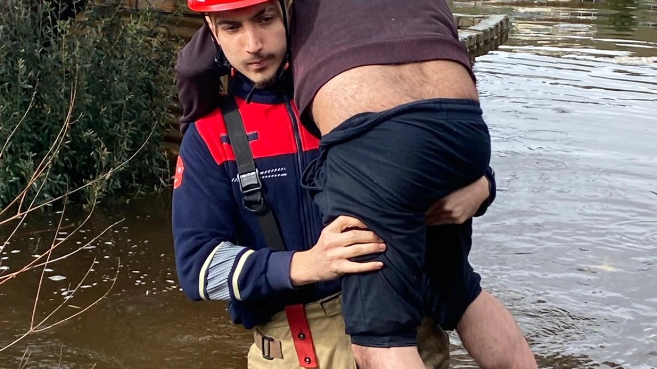 İtfaiye eri vatandaşı sırtında taşıdı