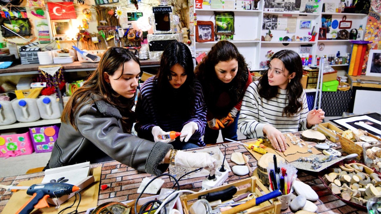 İzmir Bornova’da gençler atıkları sanata dönüştürdü