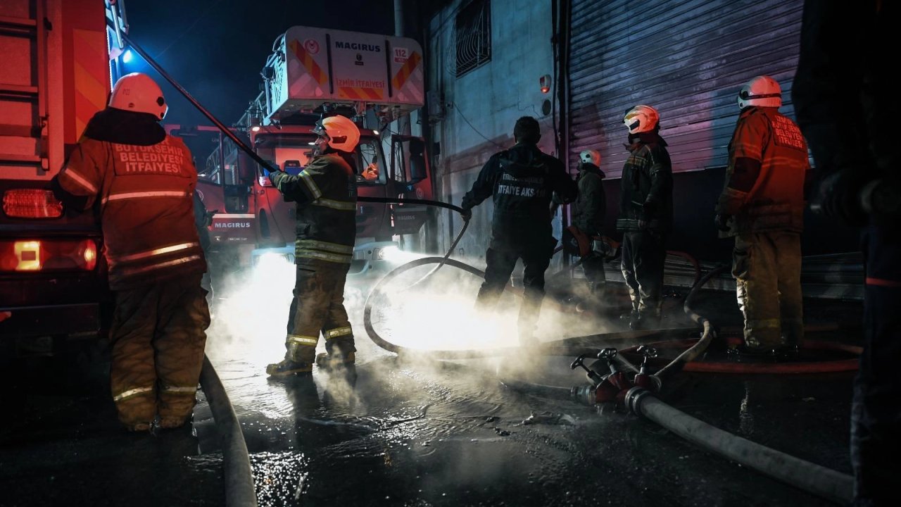 İzmir Buca’da mobilya atölyesinde yangın korkuttu