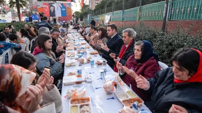 İzmir Büyükşehir bu kez Karşıyaka’da sofra kurdu