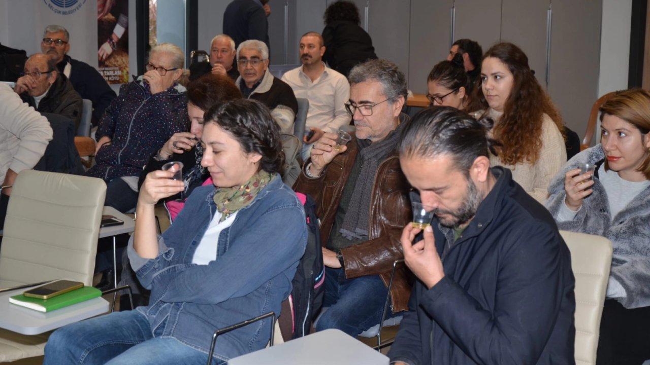 İzmir Efes Tarlası'nda zeytinyağı tadım etkinliğine yoğun ilgi