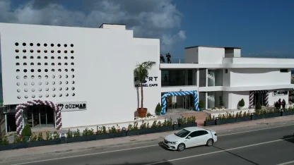 İzmir Güzelbahçe’de çifte açılış