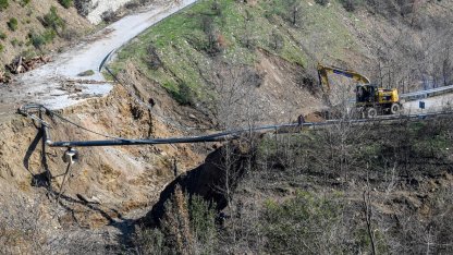 İzmir Ödemiş'te çöken yolda çalışmalar başladı