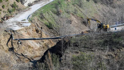 İzmir Ödemiş'te çöken yolda çalışmalar başladı