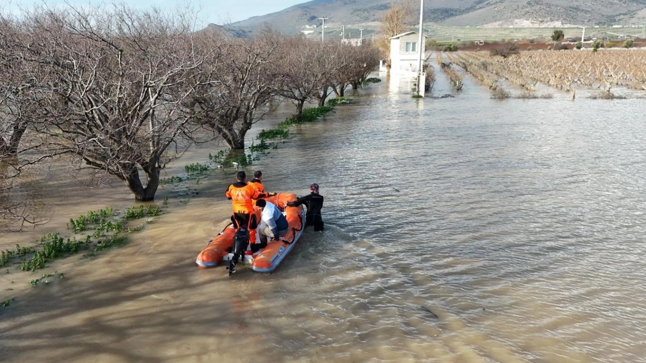 İzmir'de 50 yılda bir görülen meteorolojik tablo... Neden deniz yükseldi?