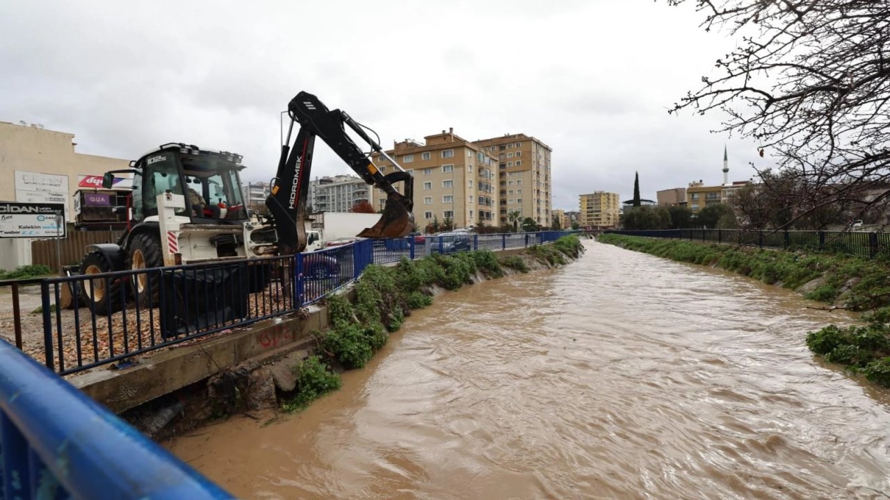 İzmir'de Büyükşehir ekiplerinden sağanak yağış seferberliği