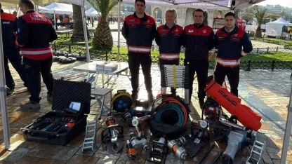 İzmir’de deprem anması: Arama kurtarma ekipmanları sergilendi