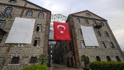 İzmir'de el koyma girişimine güçlü yanıt! Meslek Fabrikası’na Ata’nın imzaladığı belgenin görselleri asıldı