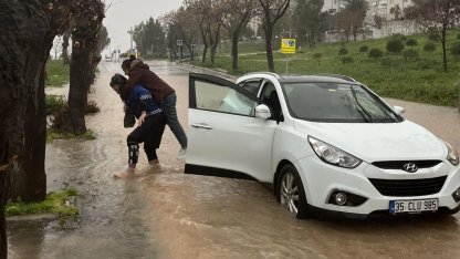 İzmir’de zabıta ekipleri vatandaşları sırtında taşıdı