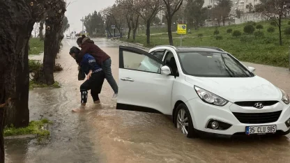 İzmir’de zabıta ekipleri vatandaşları sırtında taşıdı