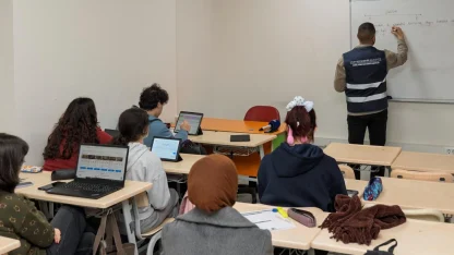 İzmirli öğrencilere yapay zekâ destekli matematik