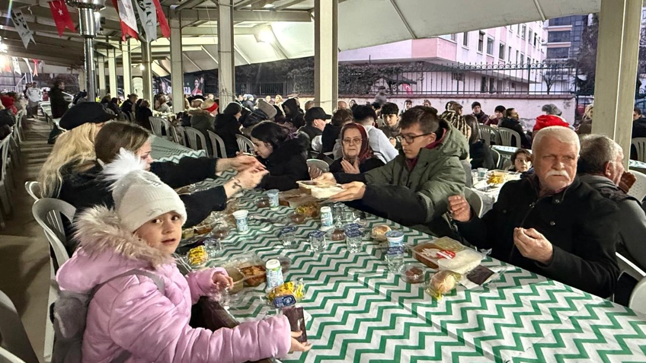 İzmit'te dayanışma sofrası Plajyolu'nda kuruldu