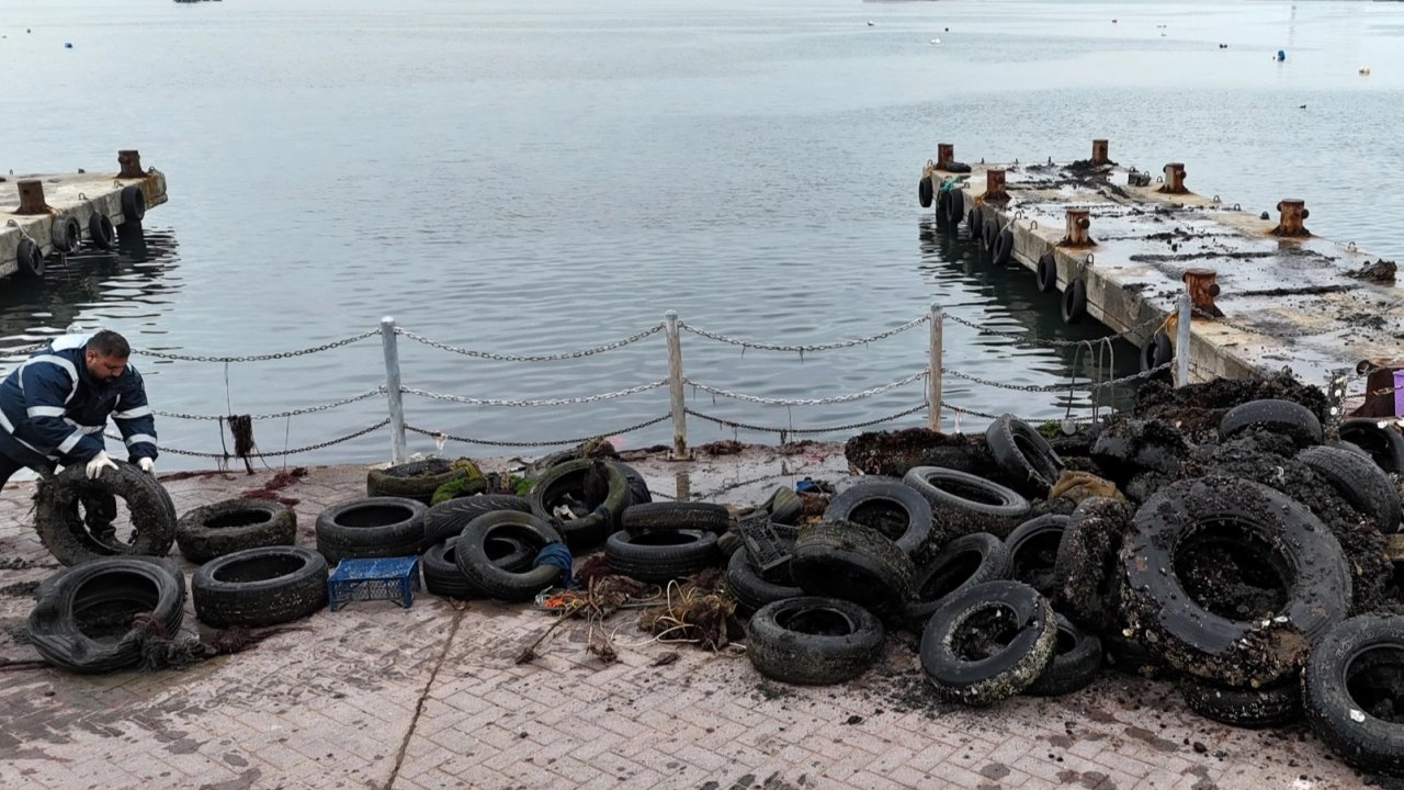 İzmit'te körfezde dip temizliği sürüyor.. Deniz dibinden 50 araç lastiği çıkarıldı