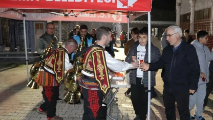 İzmit'te teravih sonrası gönülleri ısıtan ikram