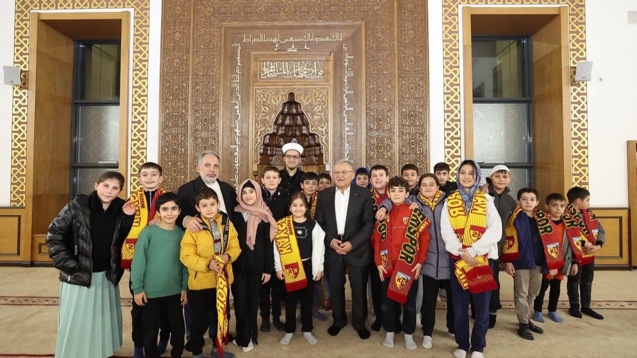 Kayseri protokolü teravihde halkla buluştu