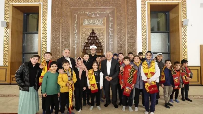 Kayseri protokolü teravihde halkla buluştu