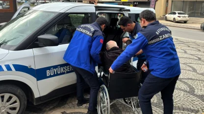 Kocaeli Zabıtası'nın şefkat eli vatandaşın üzerinde