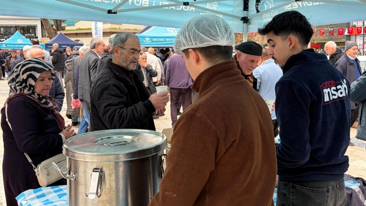 Kocaeli'de deprem şehitleri için çorba ikramı