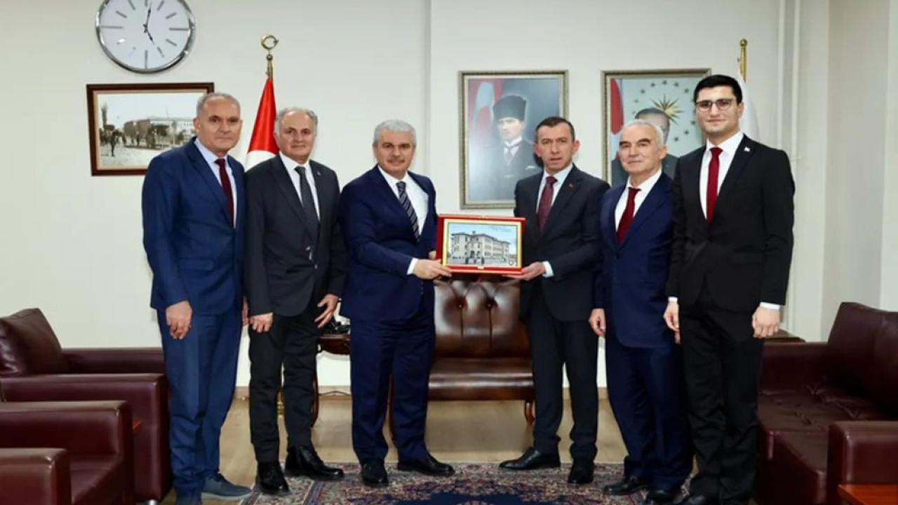 Konya Lisesi Mezunları ve Mensupları Derneği ilk ziyaretini Konya Valisi Akın'a yaptı