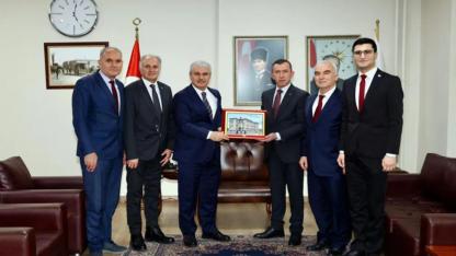 Konya Lisesi Mezunları ve Mensupları Derneği ilk ziyaretini Konya Valisi Akın'a yaptı