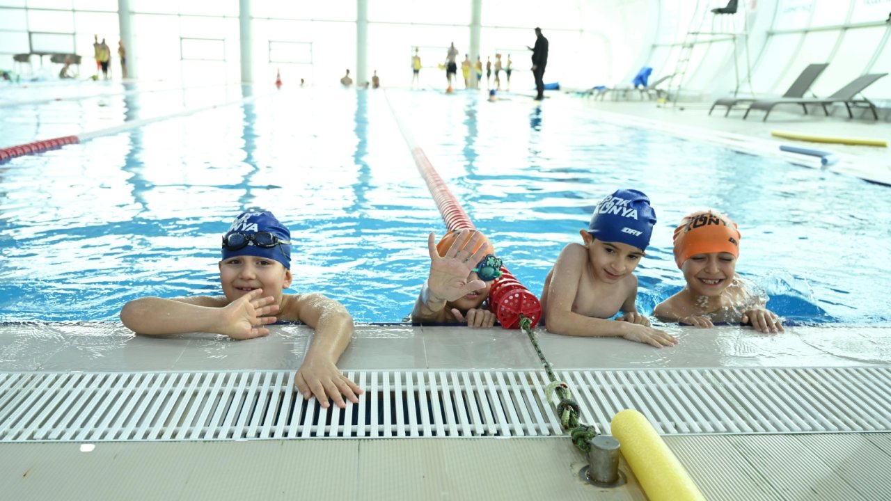 Konya'nın 20 ilçesinde 15 bin öğrenci yüzme öğreniyor