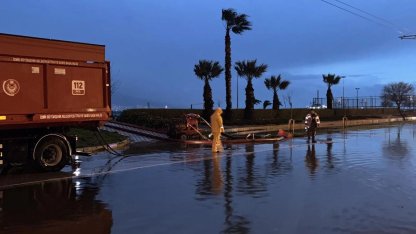 Lodos İzmir Körfezi'ni yükseltti