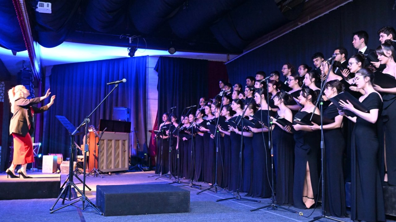 Manisa'da çocuk ve gençlerden 'çok sesli' coşku