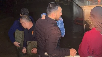 Manisa'da selde mahsur kalan aileyi itfaiye kurtardı