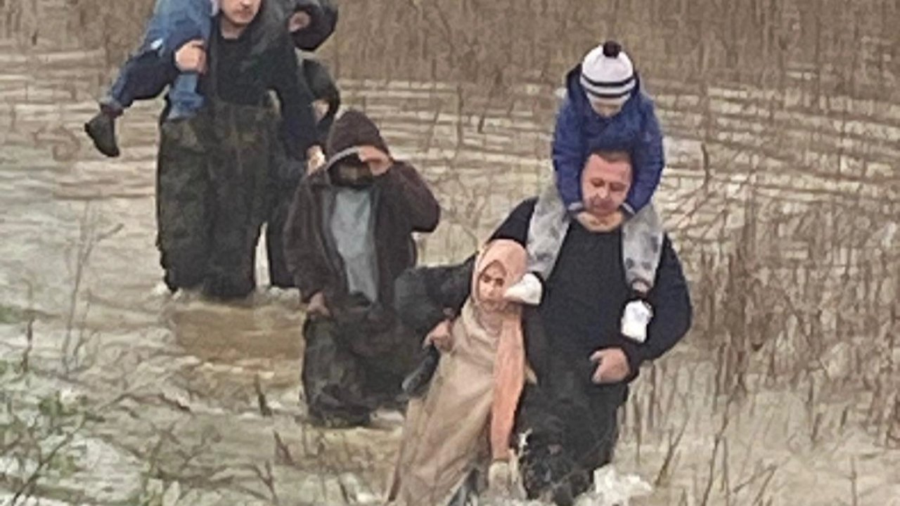 Manisa'da selde mahsur kalanları itfaiye kurtardı