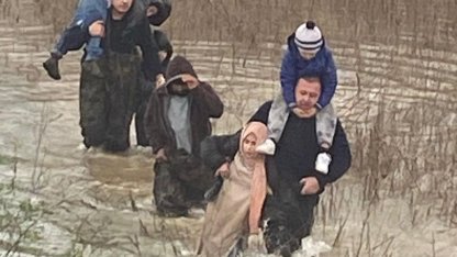 Manisa'da selde mahsur kalanları itfaiye kurtardı