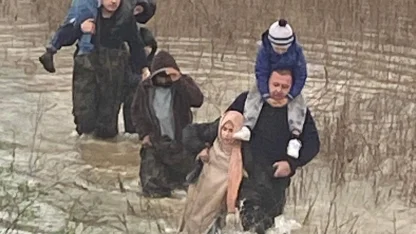 Manisa'da selde mahsur kalanları itfaiye kurtardı