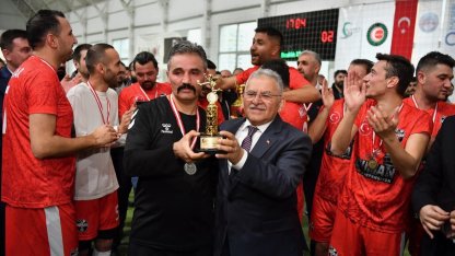 Memduh Büyükkılıç halı sahaya ayak bastı