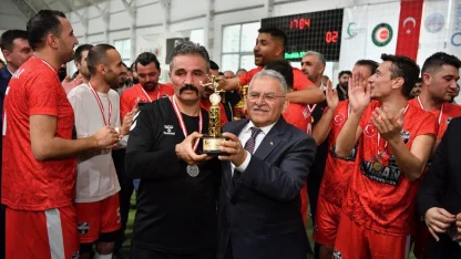 Memduh Büyükkılıç halı sahaya ayak bastı