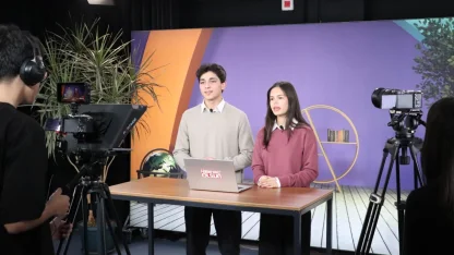 Meslek Liseliler stüdyoda haber sunarak becelerini geliştiriyor