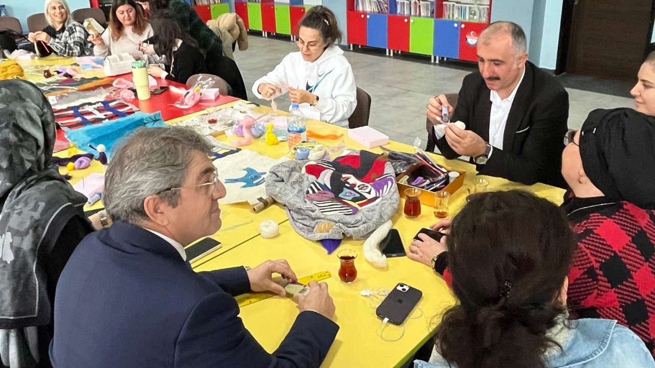 Mudanya'da öğretmenler geleneksel keçe sanatıyla buluştu
