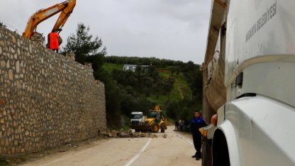 Mudanya'da zeytinlik alandaki kaçak taş duvara müdahale!