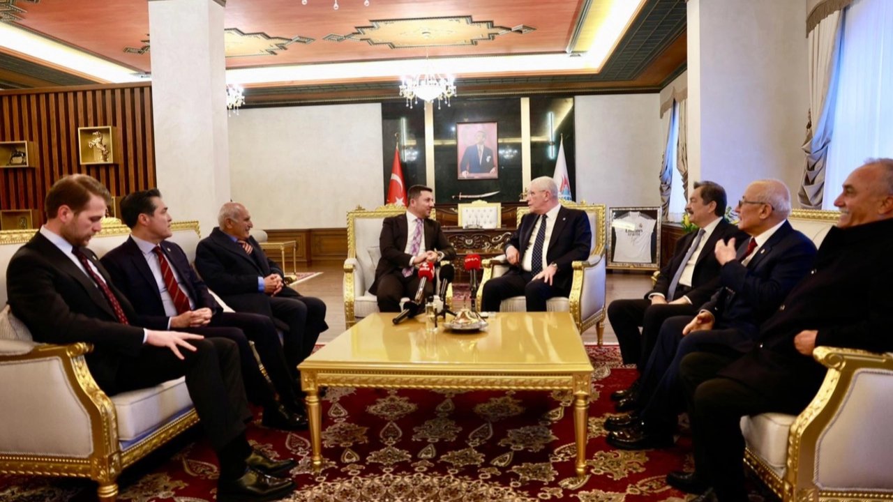 Müsavat Dervişoğlu orucunu Nevşehirlilerle açtı