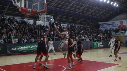 Sakarya potasında taraftar önünde net galibiyet