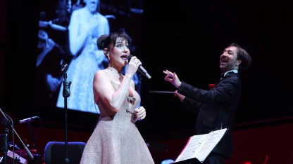 Şevval Sam İzmir'de hem söyledi, hem yönetti