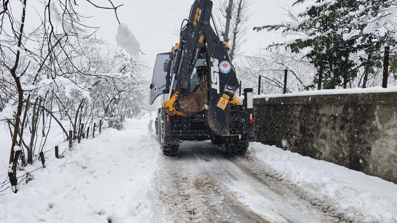 Trabzon'da Büyükşehir ekipleri kar yağışına karşı sahada