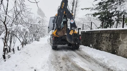 Trabzon'da Büyükşehir ekipleri kar yağışına karşı sahada